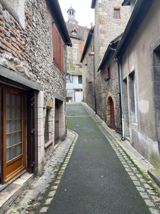 Au Coeur De La Cite Medievale Montlucon Bagian luar foto